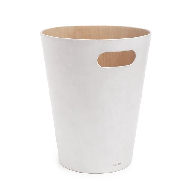 Corbeille en bois Umbra Woodrow dans un bureau à domicile