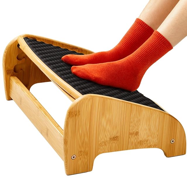 Repose-pieds en bambou HUANUO avec surface texturée à galets