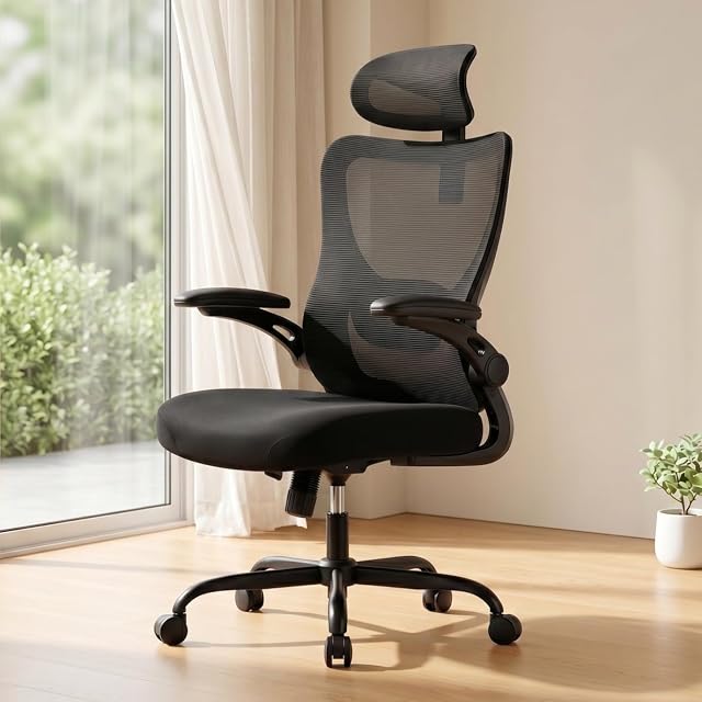 Chaise de bureau ergonomique Marsail avec dossier en filet noir et accoudoirs réglables